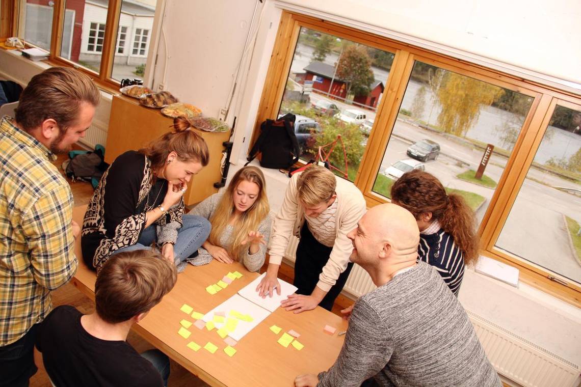 Marcus leder en kreativ workshop under case-lösardygnet Drivhuset 24. Foto: Andreas Granath